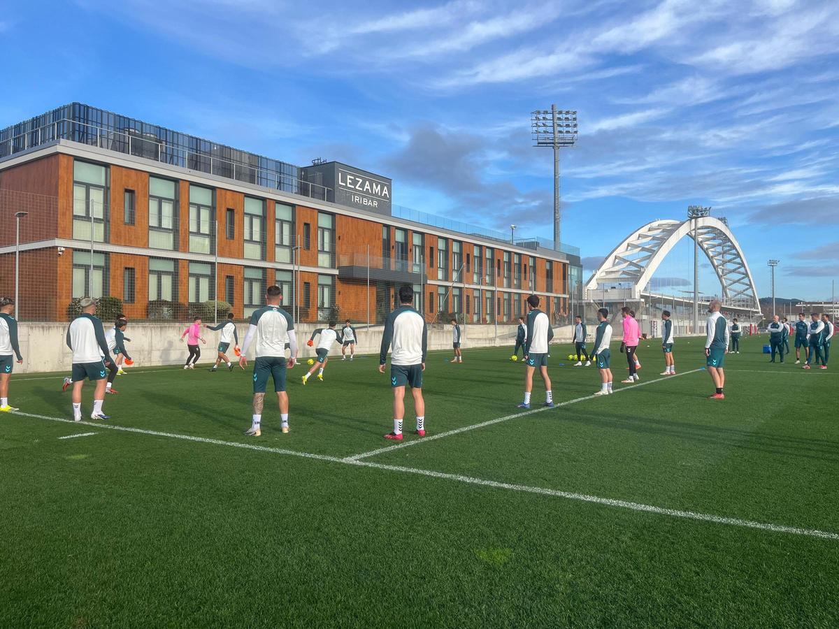 El Málaga CF se ejercitó en Lezama (Bilbao) en el día previo al partido de este lunes frente al Mirandés.