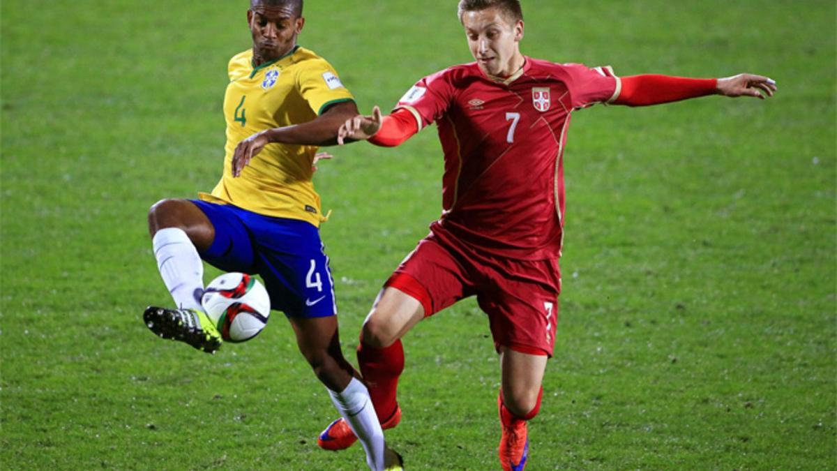 Marlon Santos (izquierda) con Ivan Saponjic durante el partido Brasil-Serbia del Mundial sub-20 disputado en Nueva Zelanda en junio de 2015