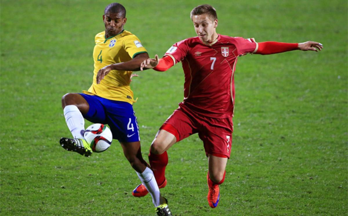 Marlon Santos (izquierda) con Ivan Saponjic durante el partido Brasil-Serbia del Mundial sub-20 disputado en Nueva Zelanda en junio de 2015