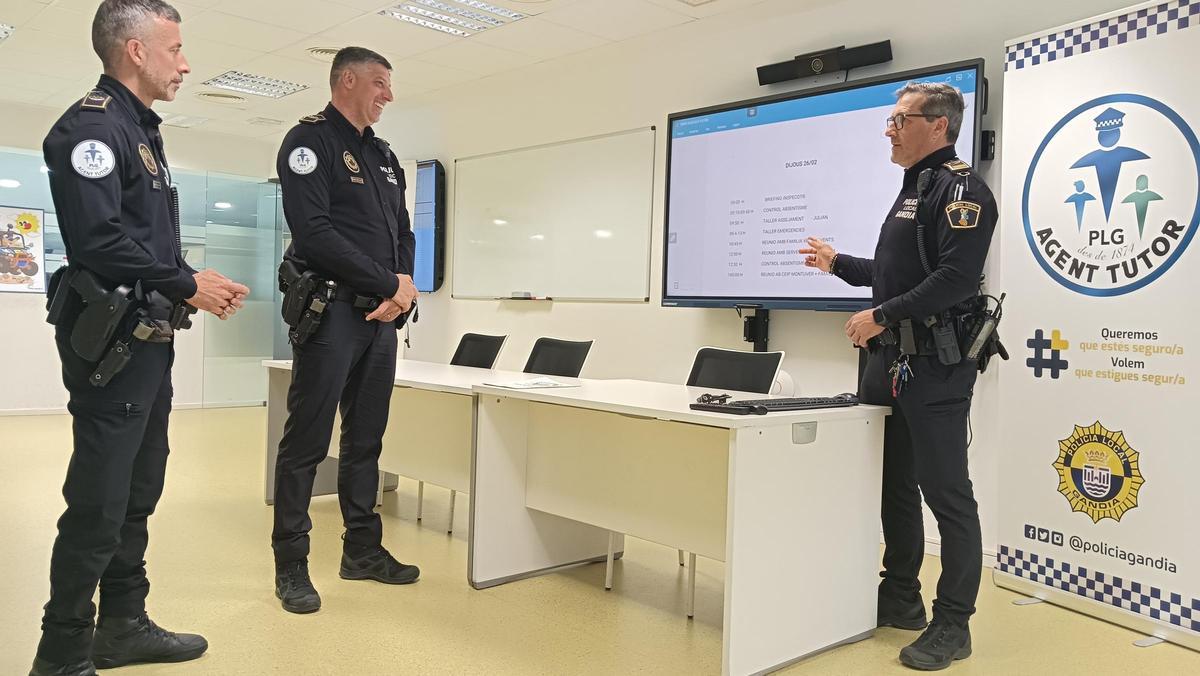 Reunión matinal en la Central de la Policía Local.
