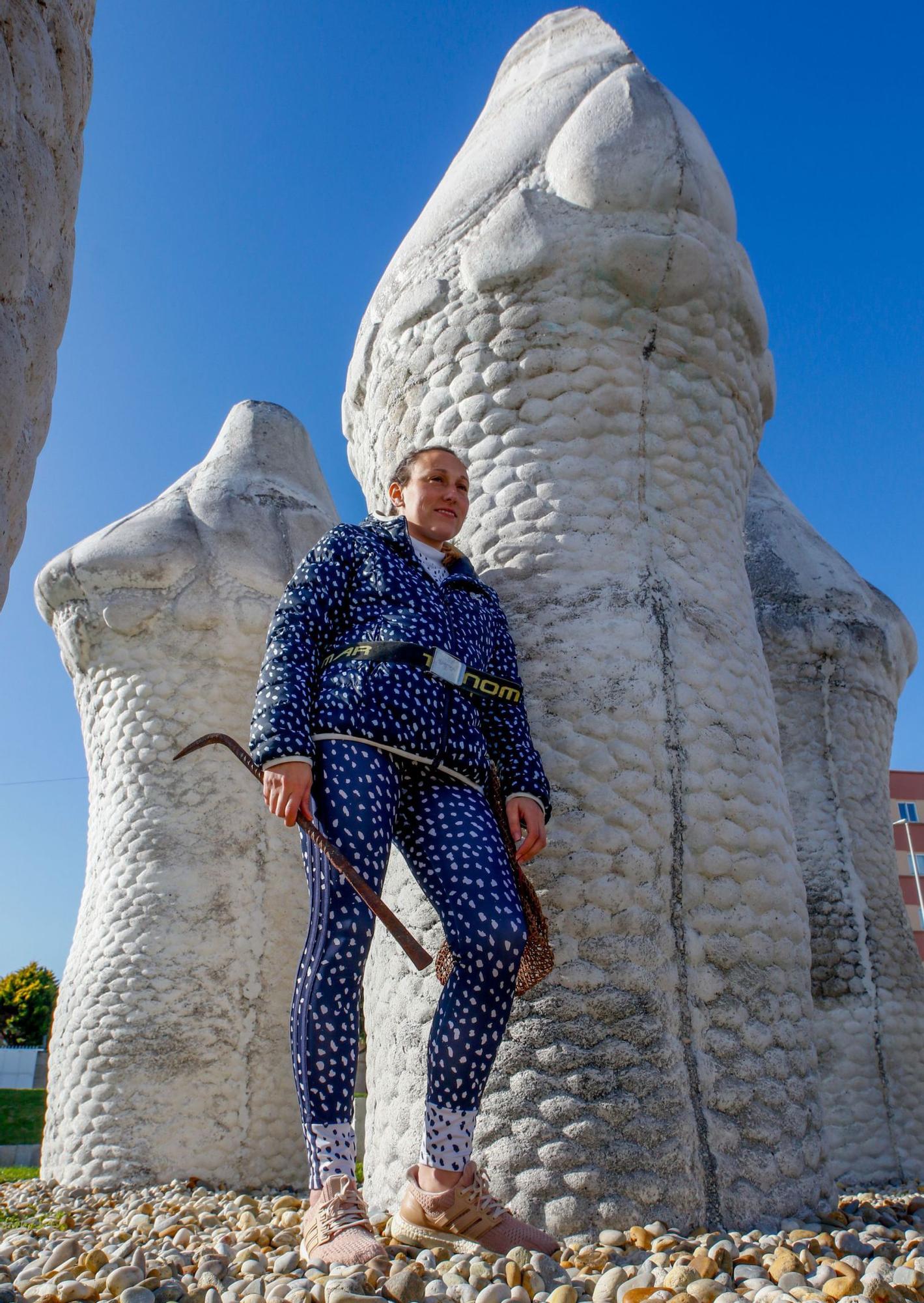 Míriam Paz ante el monumento a los percebes de Aguiño. 