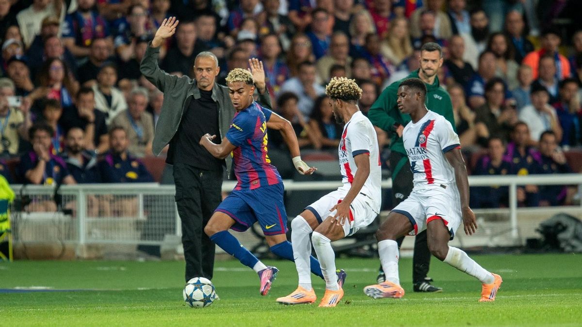Luis Enrique observa de cerca una internada de Lamine Yamal.