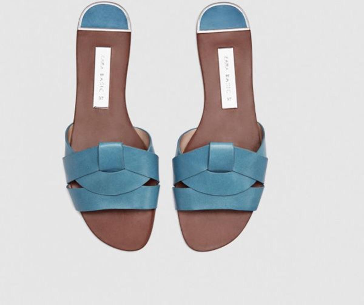 Sandalias piel cruzada en azul, Zara