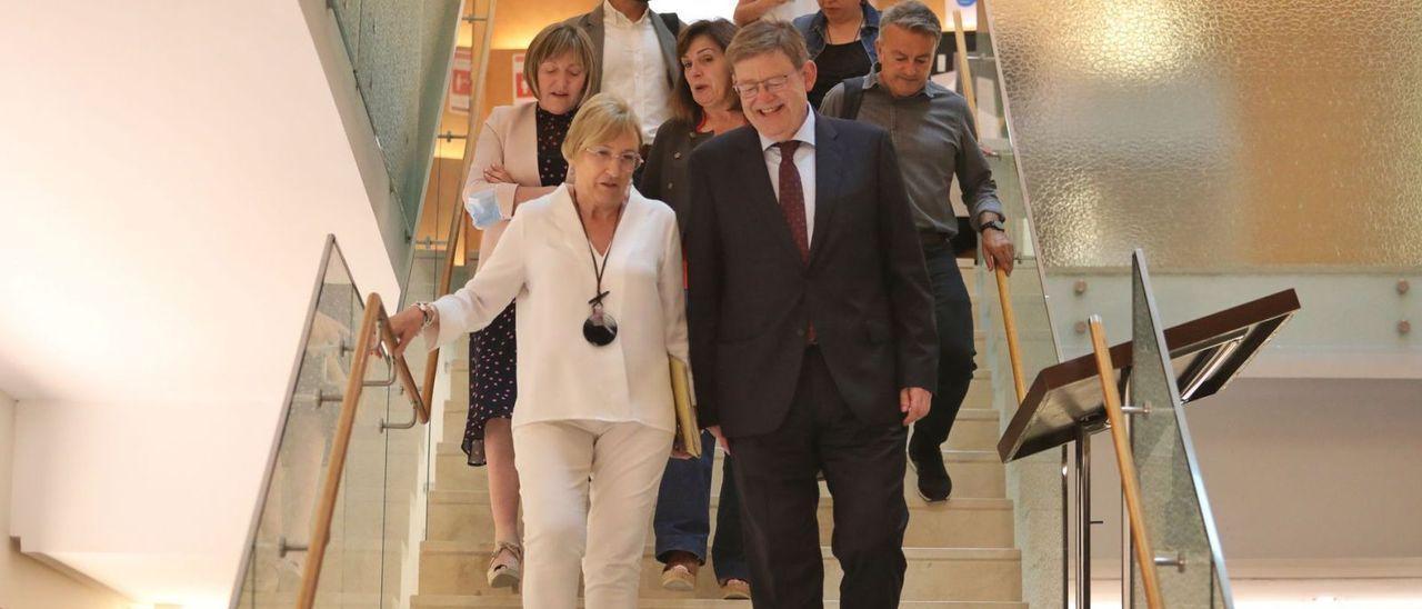 Ana Barceló y Ximo Puig, junto con otros diputados socialistas, en las Corts.