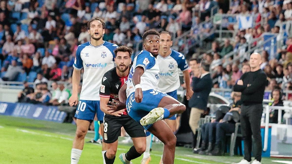 Alassan pugna por un balón ante la mirada de Corredera.