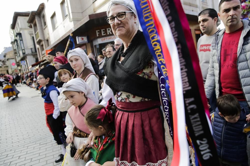 Desfile en Pola de Siero para celebrar los Güevos Pintos