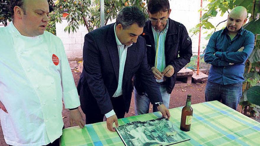 Botana, Aragunde, Pomares y Chaves, ayer en la huerta de los Botana Cabanillas.  // Iñaki Abella