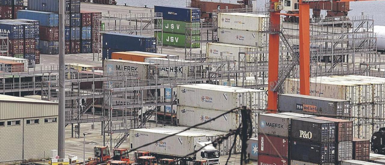 Panorámica de una terminal de contenedores del puerto de Santa Cruz de Tenerife.