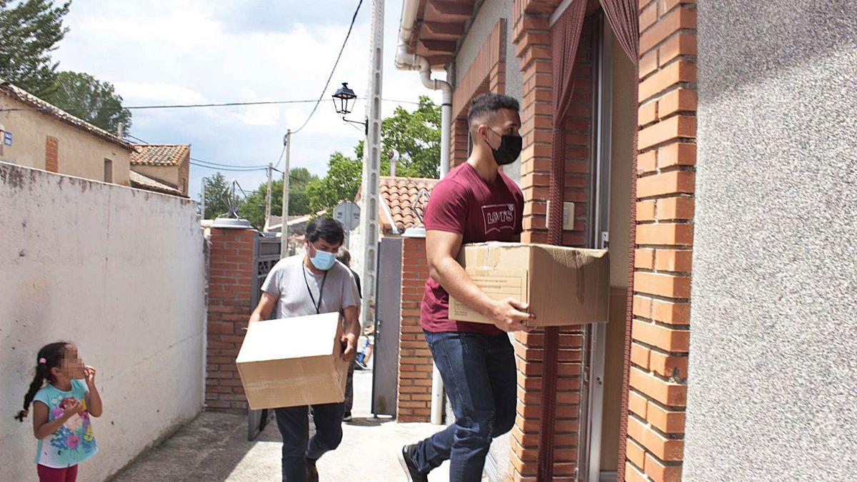 Una familia y un voluntario, durante una mudanza a una vivienda del programa pueblos madrina en Zamora.