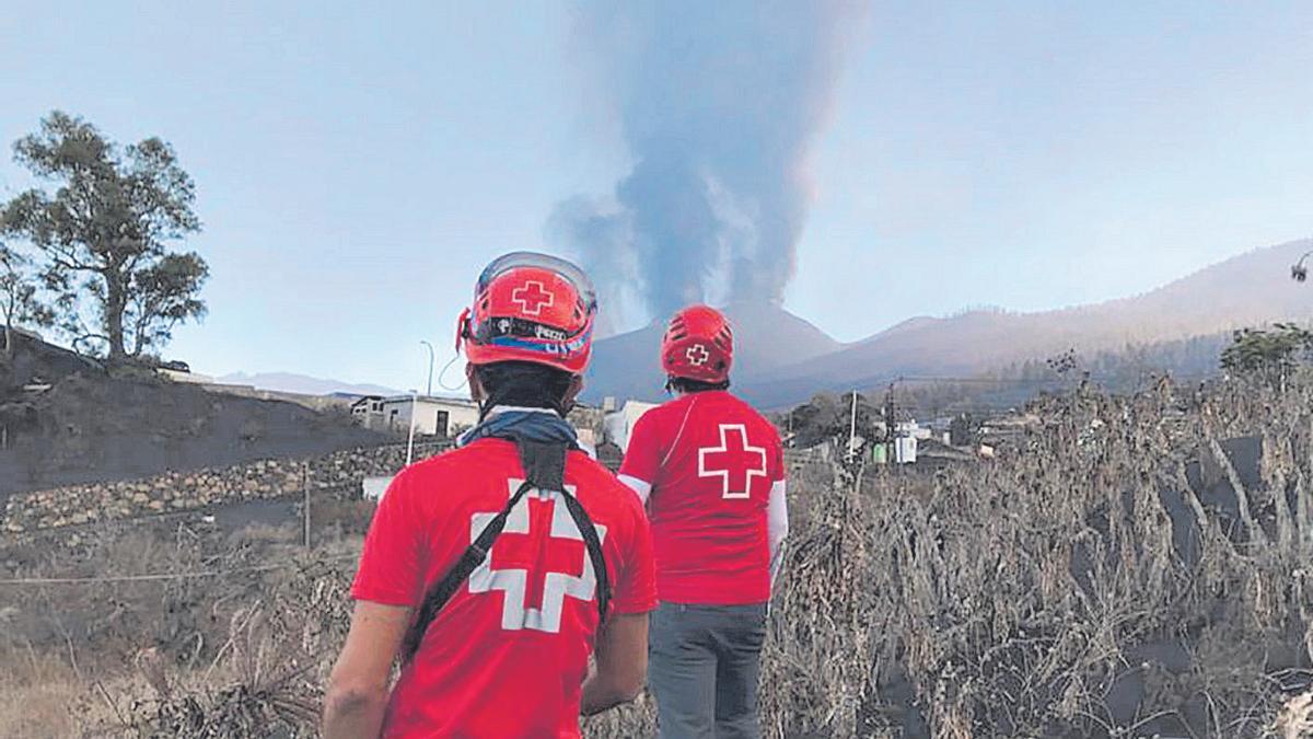 Dos voluntarios observan la emisión de gases en Montaña Rajada.