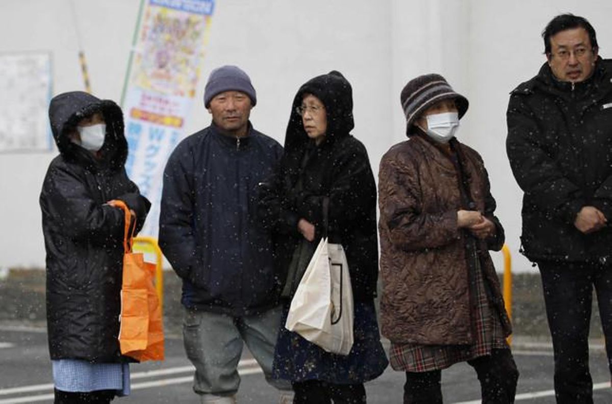 Habitants de la localitat japonesa d’Ofunato fan cua per comprar menjar en una botiga.