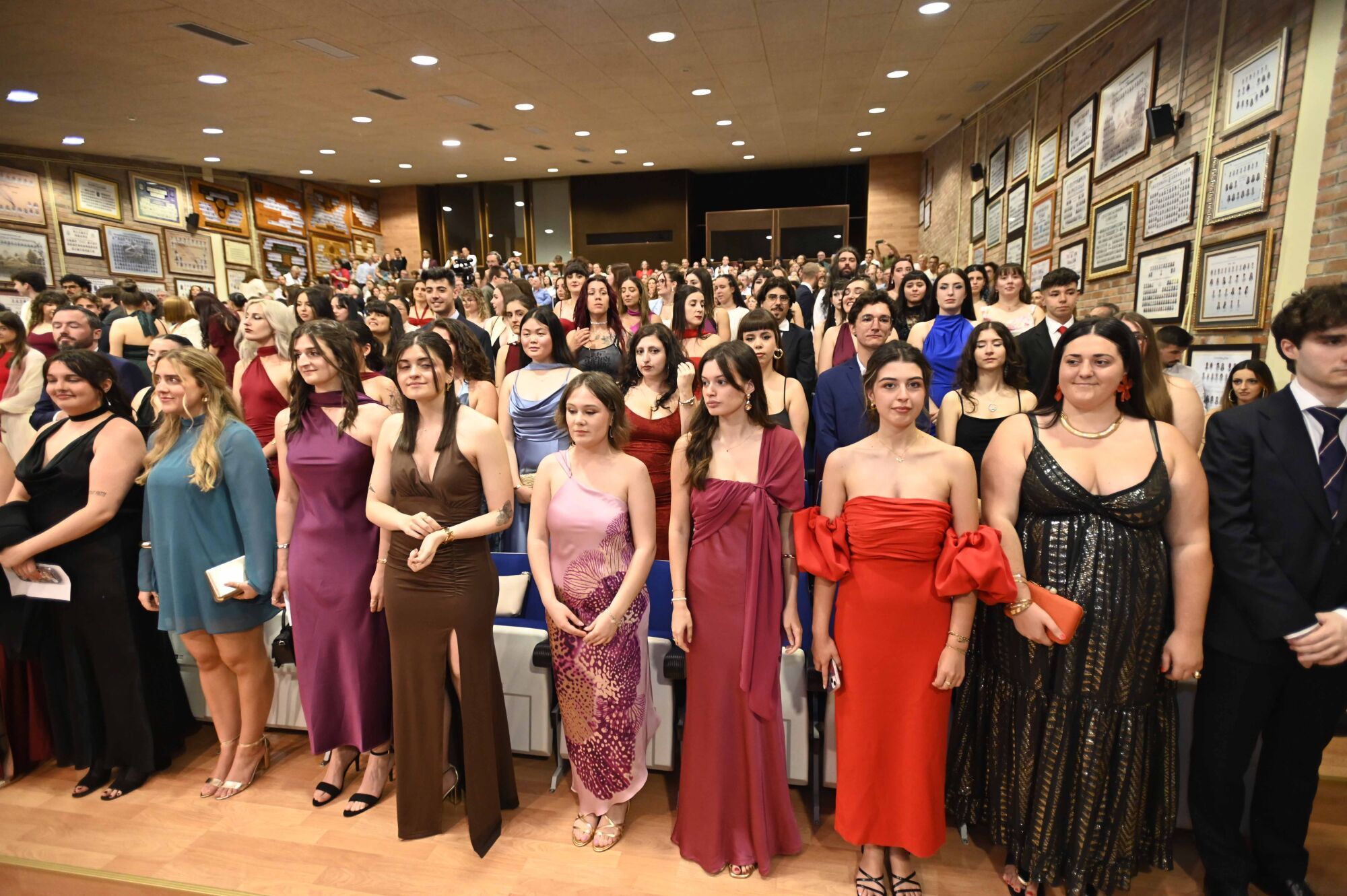 Las últimas promociones de los grados en Traducción e Interpretación, Filología Aplicada Gallega y Española y Lenguas Extranjeras recogieron sus diplomas 