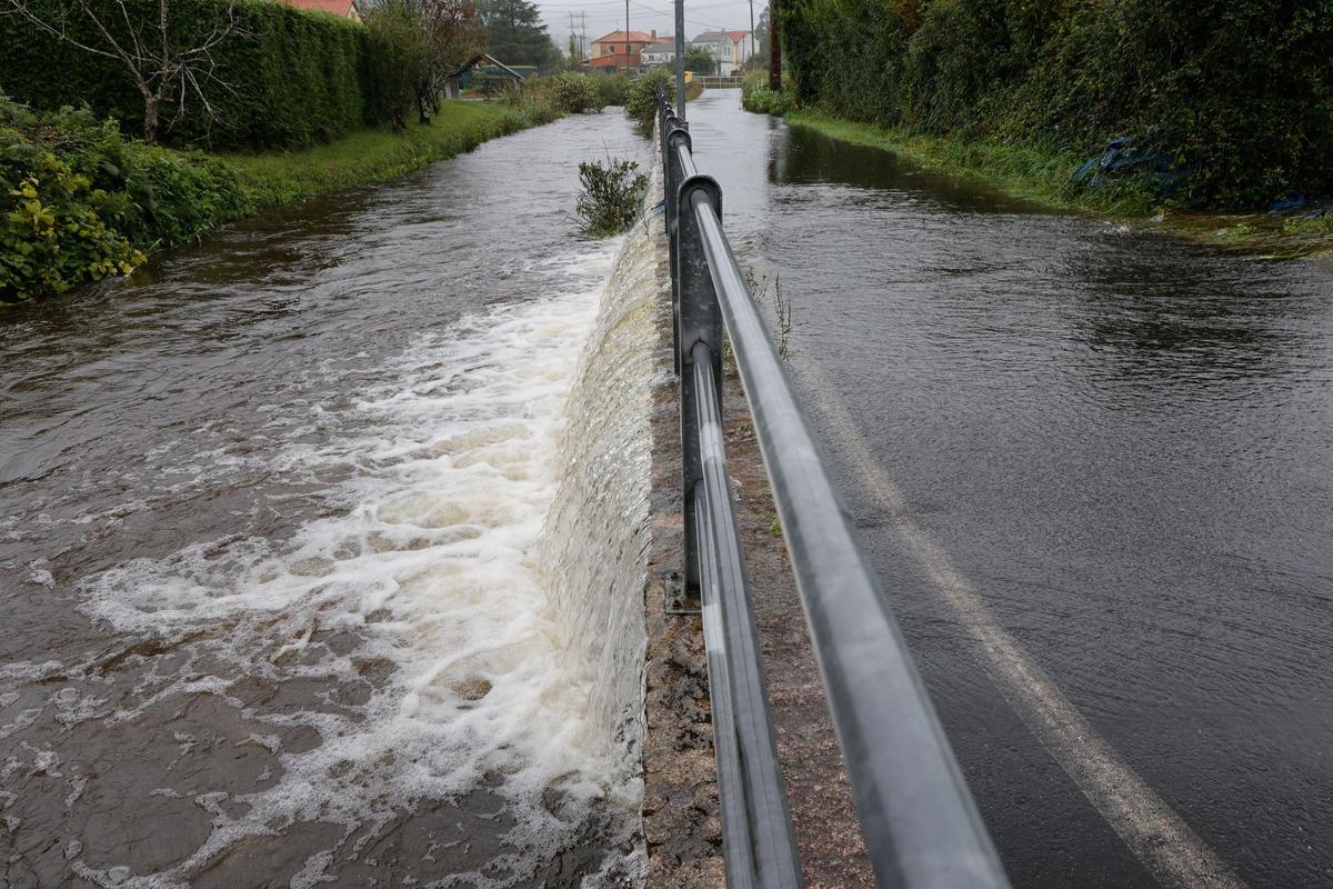 Río Belelle desbordado en Neda.