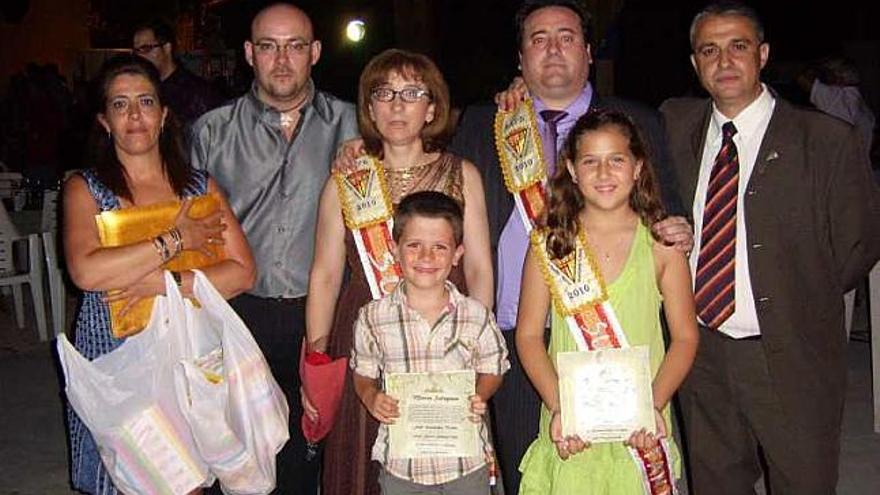 Los nuevos cargos festeros tras su presentación.