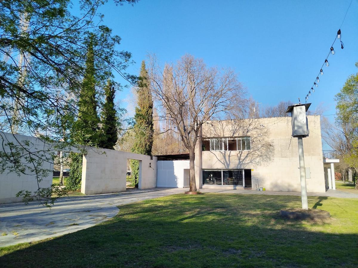 Restaurante de La Isla en Plasencia, que reabrirá después de obras de mejora.