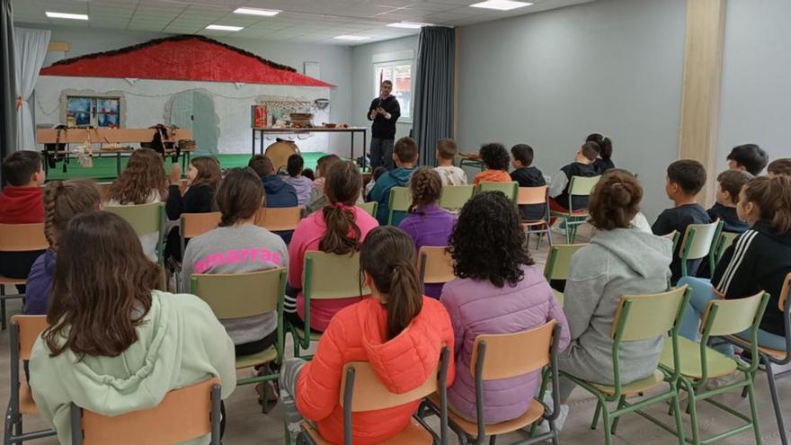 El colegio de Oca acoge un taller de música tradicional con motivo de la celebración del Día das Letras Galegas