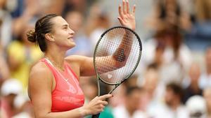 Sabalenka celebra un punto en la Arthur Ashe