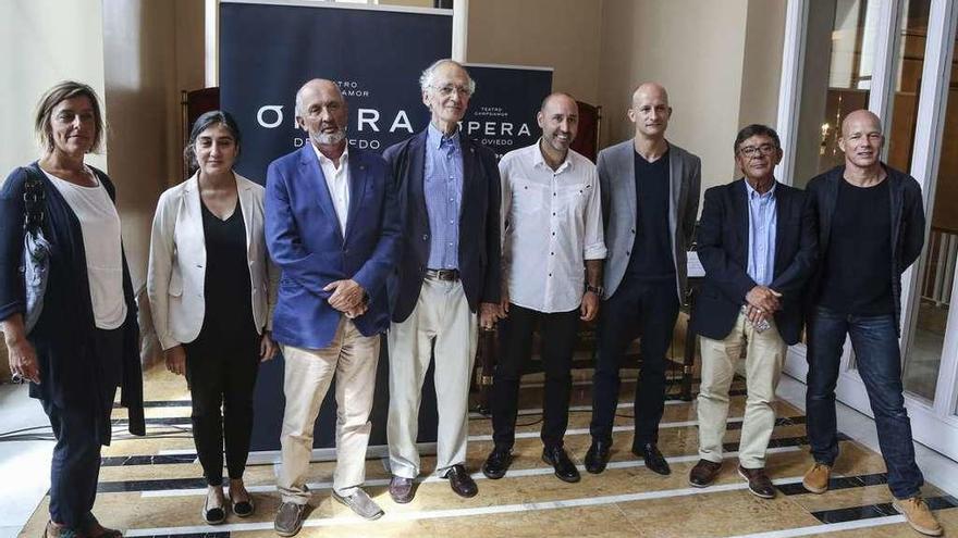 Presentación de &quot;Sigfrido&quot;, ayer, en el Campoamor. Por la izquierda: María Riera (gerente de la OFIL), Ana Mateo (gerente de la OSPA), Nicanor Fernández (Fundación EDP), Jaime Martínez (presidente de la Ópera de Oviedo), Javier Menéndez (director artístico de la Ópera de Oviedo), Guillermo García Calvo (director musical de &quot;Sigfrido&quot;), el concejal Roberto Sánchez Ramos y Carlos Wagner (responsable visual de &quot;Sigfrido&quot;).