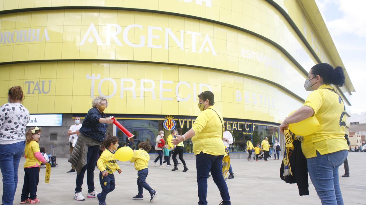 GALERÍA DE FOTOS | Así han recibido al equipo en los aledaños del estadio