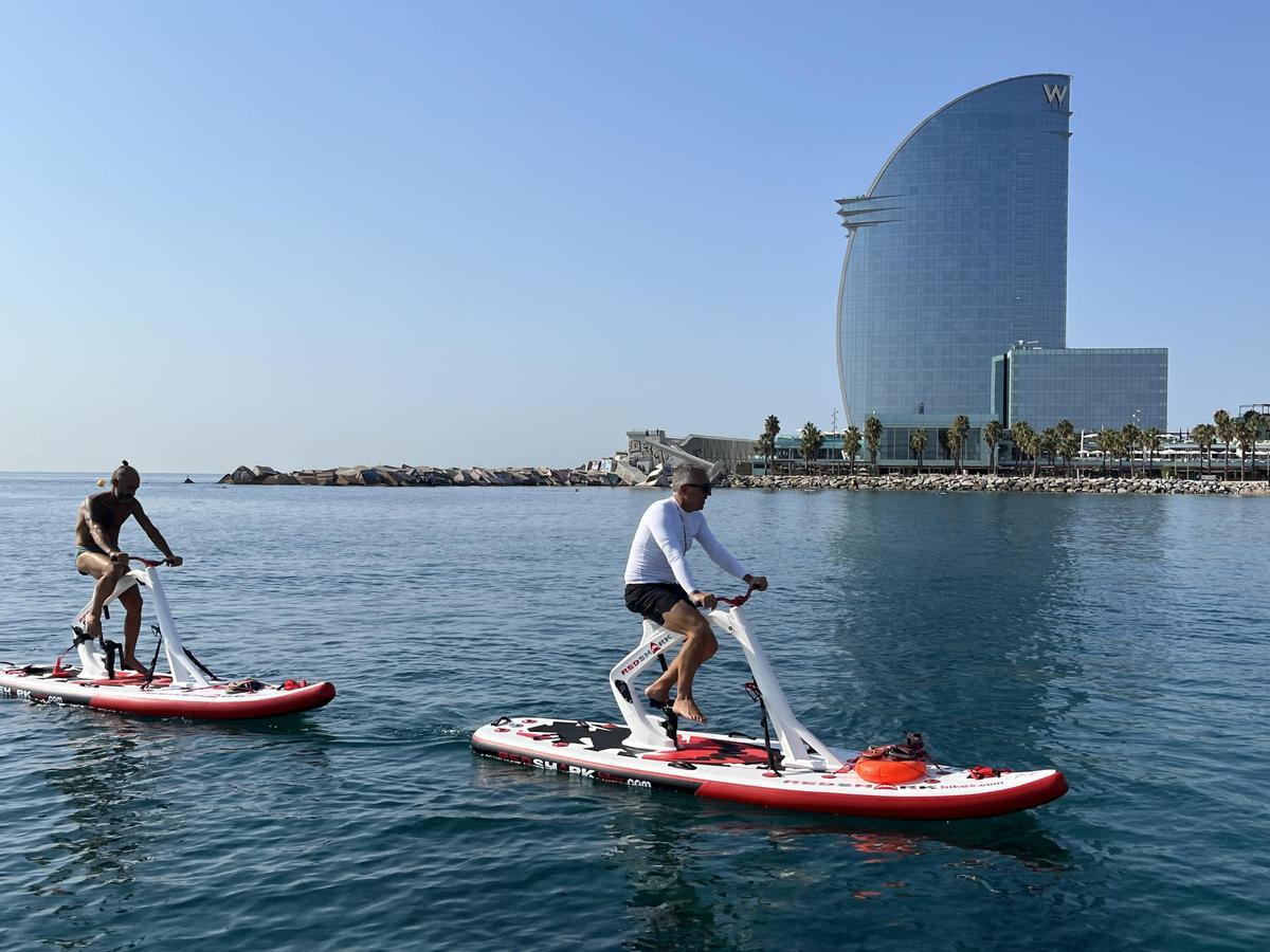 Bikesurf, las nuevas bicis acuáticas  surfean en la playa de la Barceloneta