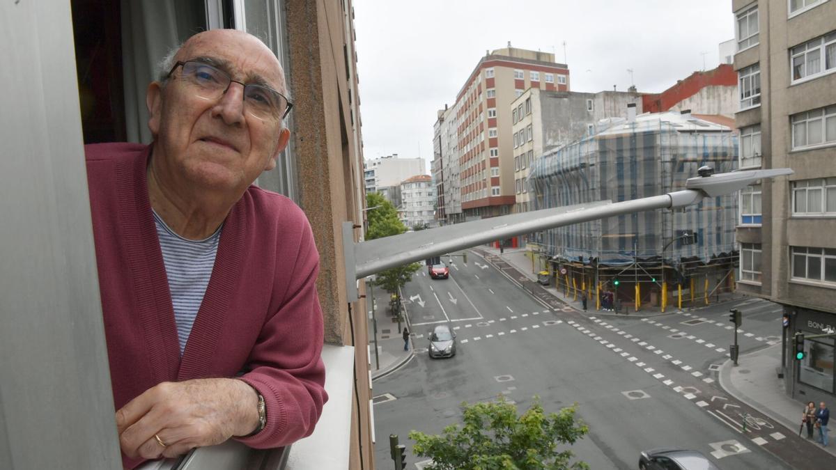 El vecino Vicente Naveira, con el cruce de la avenida de Arteixo y la ronda de Nelle de fondo.