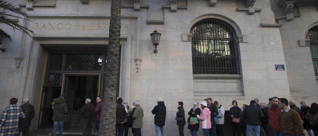 Colas para comprar Letras del Tesoro en València