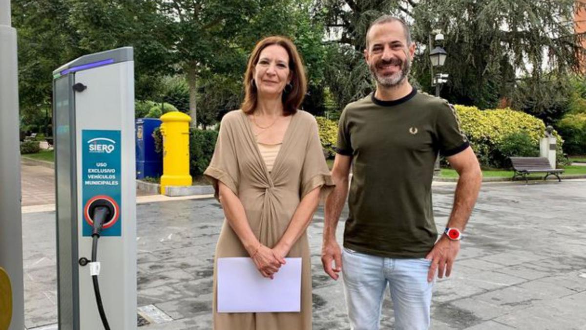 Alejandro Calvo, junto a ángel García y varios ediles de Siero. | Luján Palacios