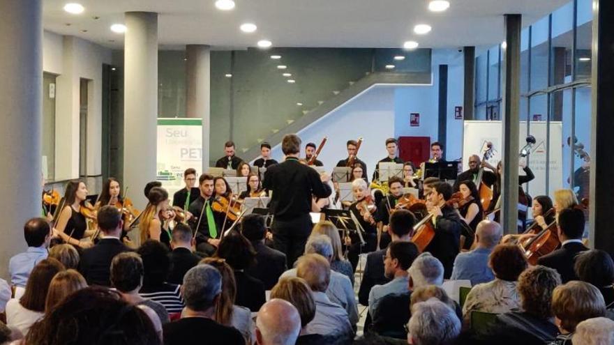 El primer concierto que acoge la estación de autobuses de Petrer