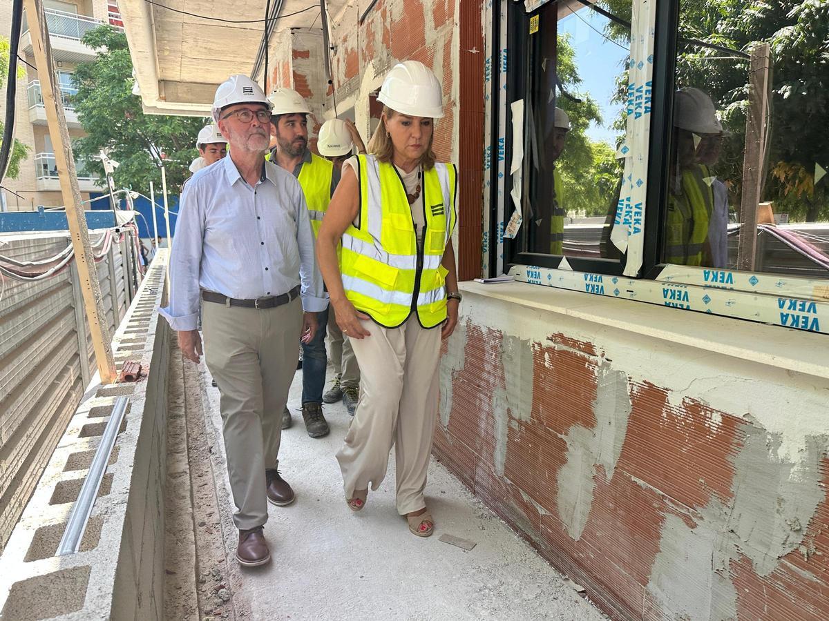 La vicepresidenta Camarero y el alcalde de El Campello, en la visita a las obras