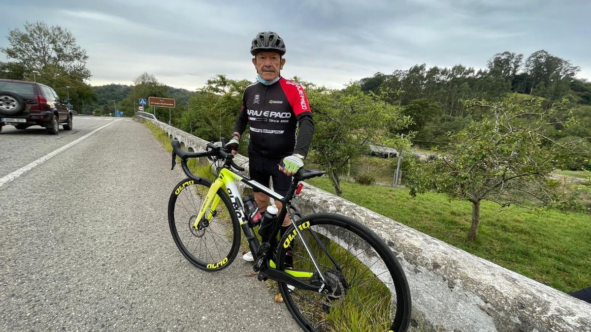 José Luis Quidiello, ayer, con su bici.