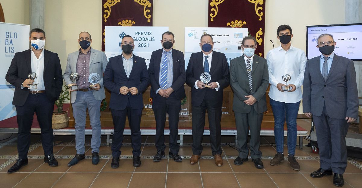 Imagen de familia de los premiados este año por la Fundación Globalis, acompañados del alcalde de Vila-real, José Benlloch.