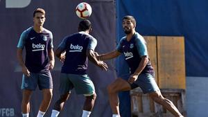 Denis Suárez, Malcom y Luis Suárez, en un entrenamiento del Barcelona en la ciudad deportiva de Sant Joan Despí.