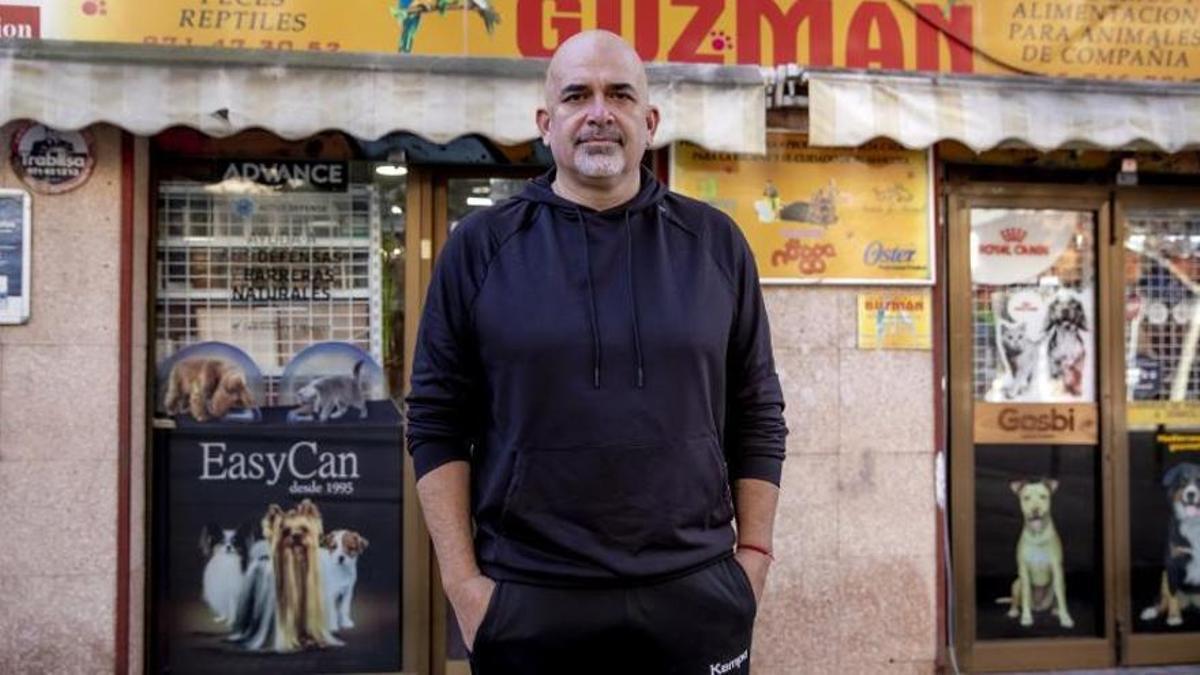 Cerca de cumplir 30 años, el propietario de la Pajarería Guzmán, Juan Guzmán teme por su futuro si se confirma el veto a la venta de animales.
