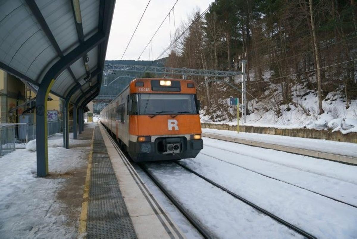 Tres ferits lleus en un tren de l’R3 al caure una pedra sobre la via a Ribes de Freser