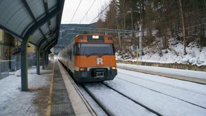 Tres ferits lleus en un tren de l’R3 al caure una pedra sobre la via a Ribes de Freser