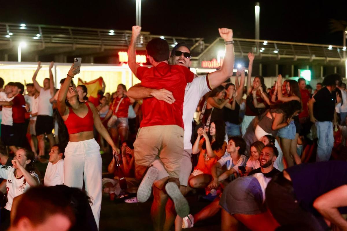 Alicante se vuelca con España: así se vive el partido en la pantalla gigante de la Zona Volvo