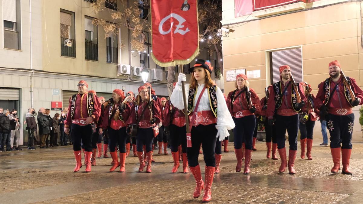 Las nueve comparsas han desfilado en bloques que el estandarte y los arcabuceros se han encargado de abrir.