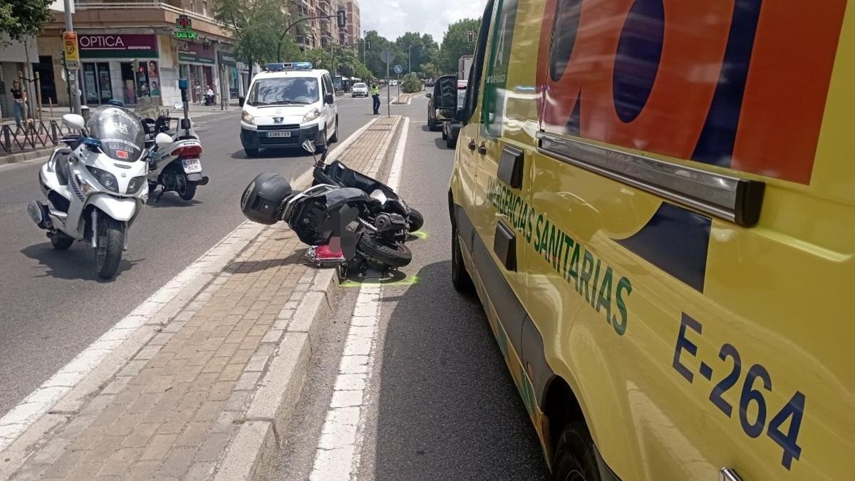 La moto implicada en el accidente, entre una ambulancia del 061 y vehículos de la Policía Local de Córdoba.