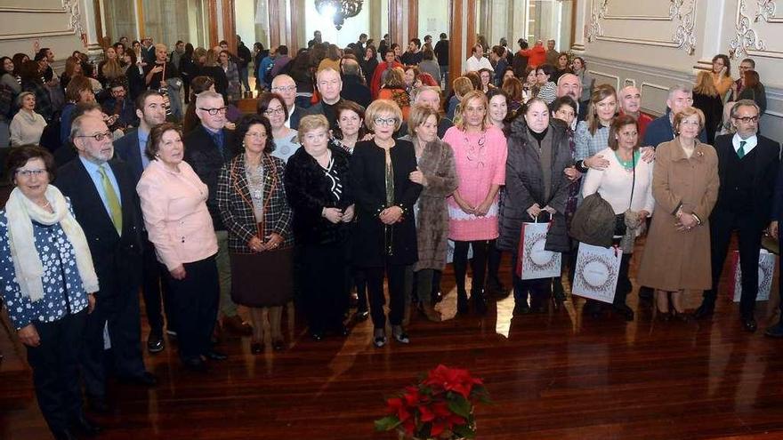 Insignia de oro a los jubilados de la institución   |  La sede de la Diputación Provincial en Pontevedra acogió ayer un acto de homenaje a los funcionarios que se jubilan en este año 2017, que fueron obsequiados con las insignias de oro de la Diputación, entregadas por la presidenta, Carmela Silva, y otros representantes del gobierno provincial. Tras un acto institucional celebrado en el salón de plenos los asistentes disfrutaron de un ágape en el vestíbulo del pazo provincial.