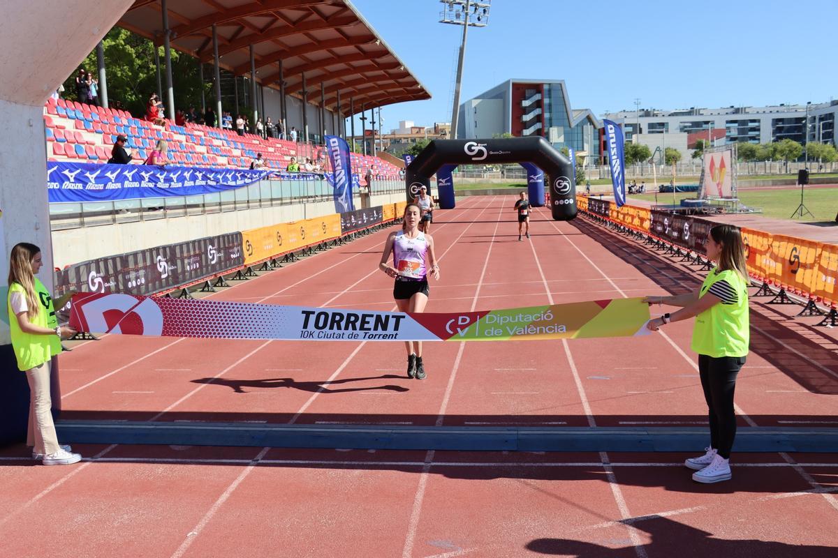 Nazaret Asencio entrando en meta en la prueba de Torrent