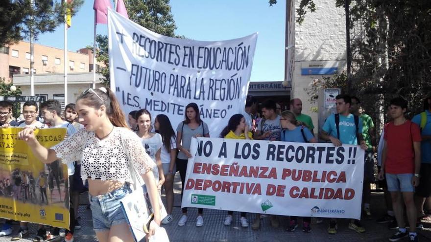 Un momento de la protesta, ayer en el IES Mediterráneo.