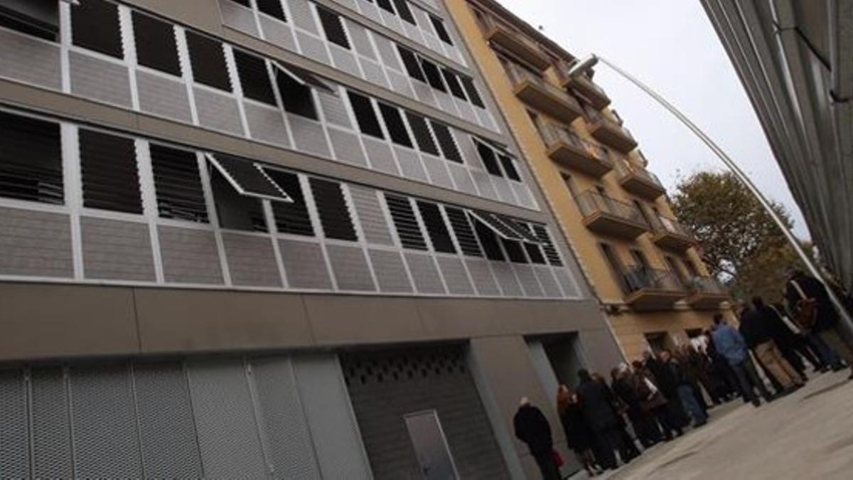 Inauguración de un bloque de pisos de alquiler social en Barcelona.