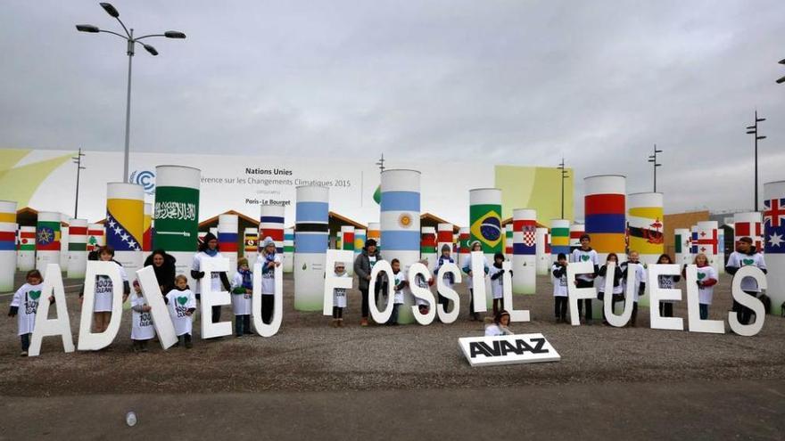 Unos niños componen el lema &quot;Adiós hidrocarburos&quot; durante la conferencia sobre el cambio climático en París.