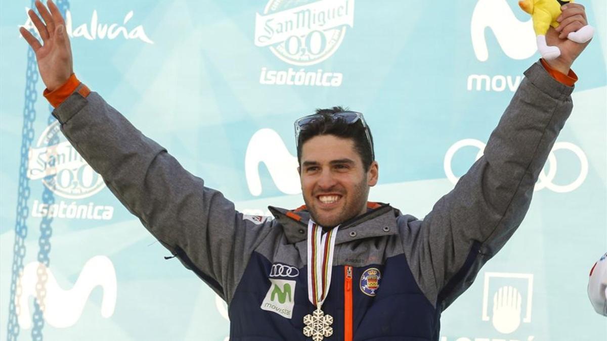 Lucas Eguibar celebra su medalla de plata en el podio