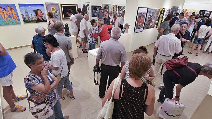 Un munt de gent en una mateixa sala d&#039;exposicions i sense mascareta: una imatge que és part del passat