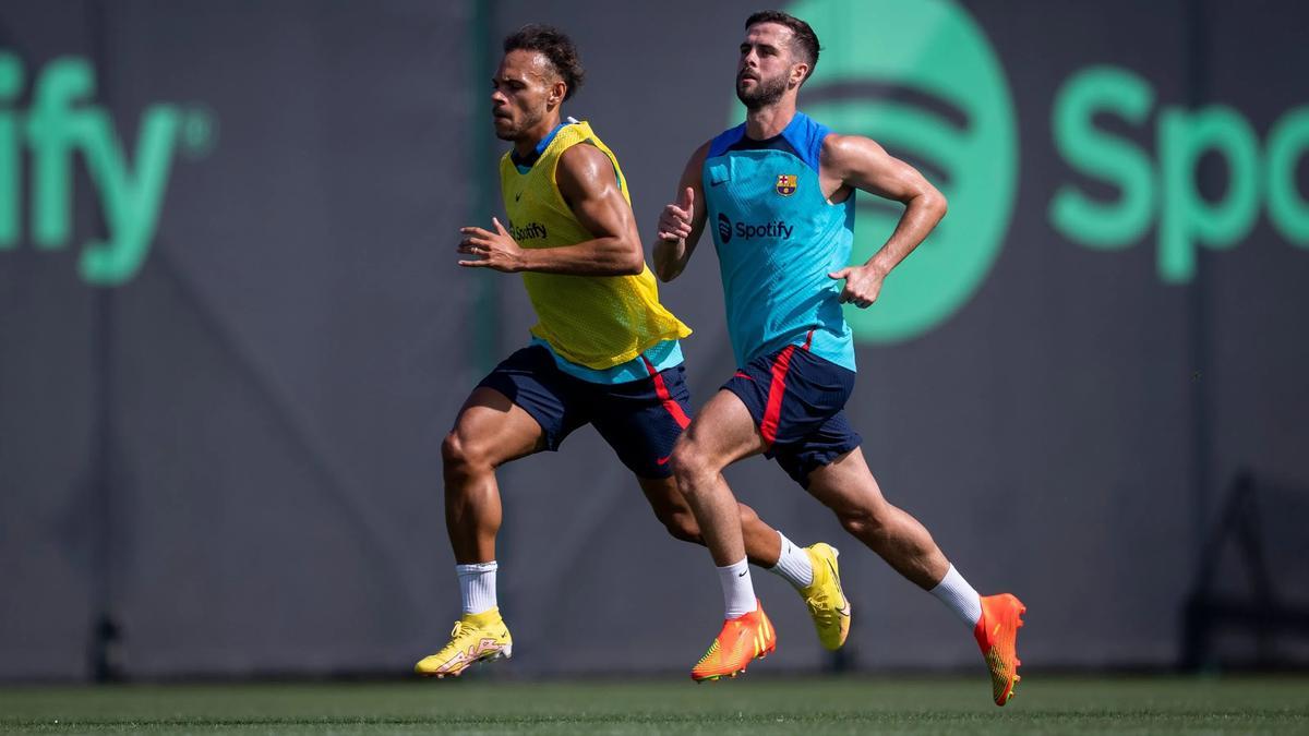 Braithwaite y Pjanic, en un entrenamiento del Barça en la ciudad deportiva de Sant Joan Despí.