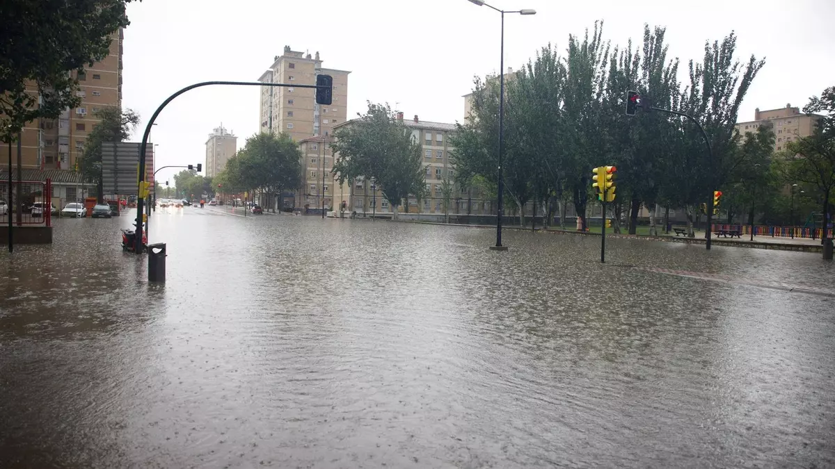 La fuerte lluvia causa estragos en Zaragoza: calles inundadas, barrios sin luz y cortes al tráfico
