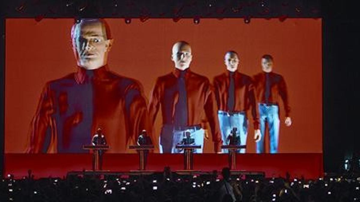 Un momento de la actuación del grupo Kraftwerk, anoche durante el Sónar.