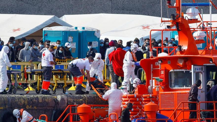 Migrantes llegan al muelle de Arguineguín.