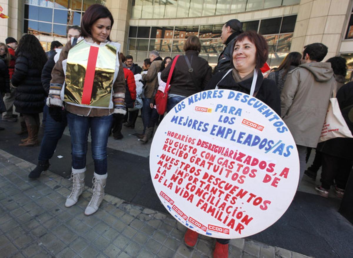 Treballadors de diferents empreses de grans magatzems, com El Corte Inglés, Carrefour, Alcampo, davant el Centre Comercial de Diagonal Mar per la reducció salarial de la patronal Anged, dijous passat.